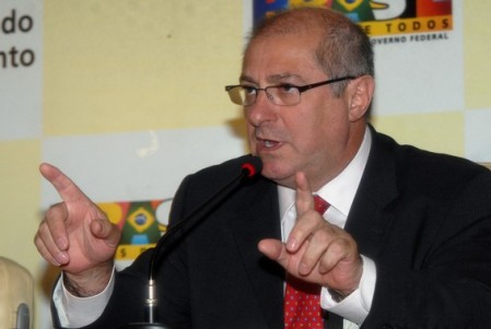 Ministro planejamento (Paulo Bernardo) mostrando o q brasileiro vai ganhar